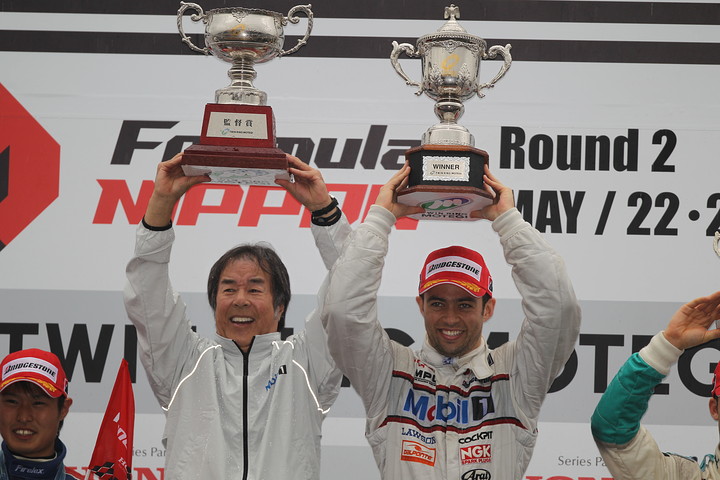 優勝したオリベイラとチームインパルの星野一義監督