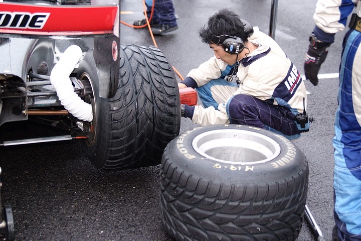 スターティンググリッド: オリベイラはレインタイヤを使い古したものに交換