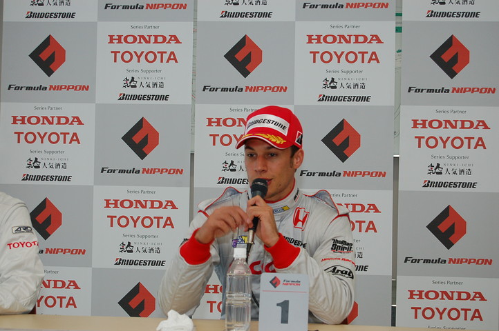 予選記者会見: ポールポジションのロイック・デュバル（ダンデライアン）