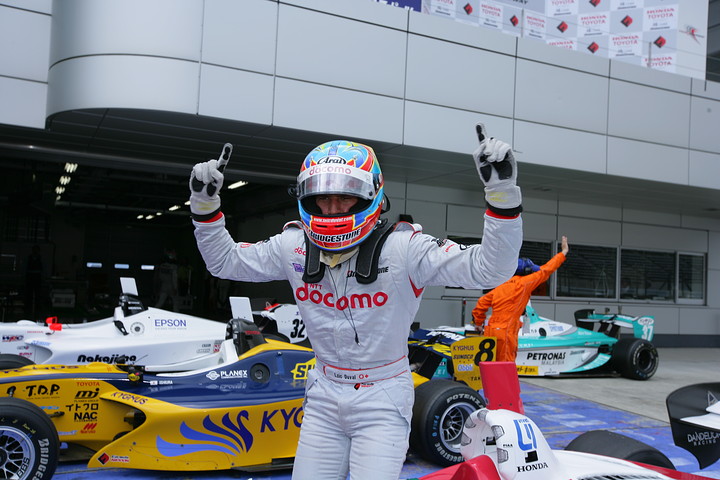 公式予選で移籍後初ポールを取り、喜びのディフェンディングチャンピオン、ロイック・デュバル（ダンデライアン）