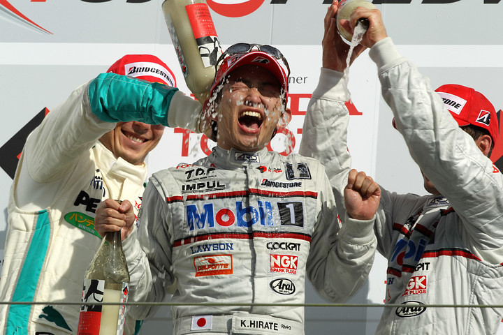 表彰台に登った３ドライバーによるシャンパンファイト