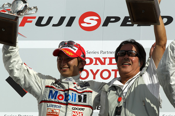 優勝の平手晃平とチームインパルの星野一義監督