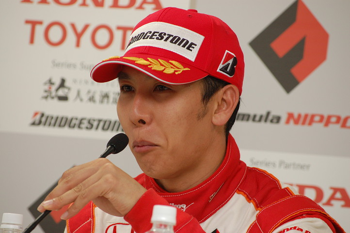 予選記者会見: ポールポジションの小暮卓史（ナカジマ）