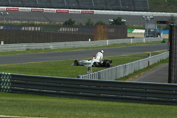 今シーズン初参戦の松田次生（コンドー）は、他車にプッシュされコースアウトしてリタイア
