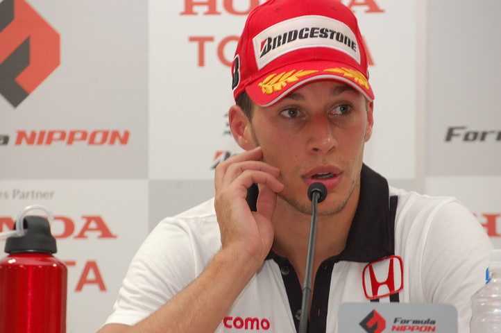 決勝記者会見: 優勝のロイック・デュバル（ダンデライアン）