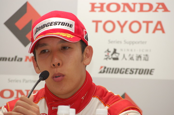 決勝記者会見: 2位の小暮卓史（ナカジマ）