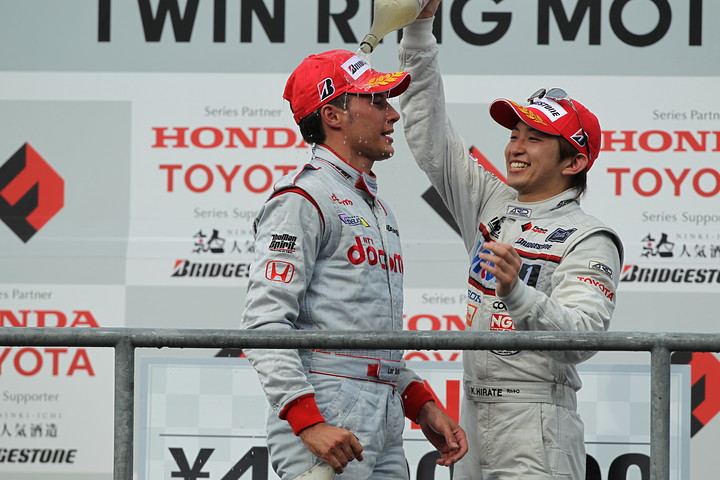 表彰台でのシャンパンファイトは、ロイック・デュバルと平手晃平