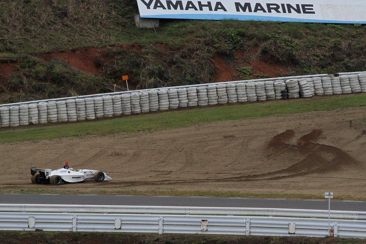 フリー走行1回目: 山本尚貴（ナカジマ）は1コーナーでコースアウト、1回目の赤旗となった