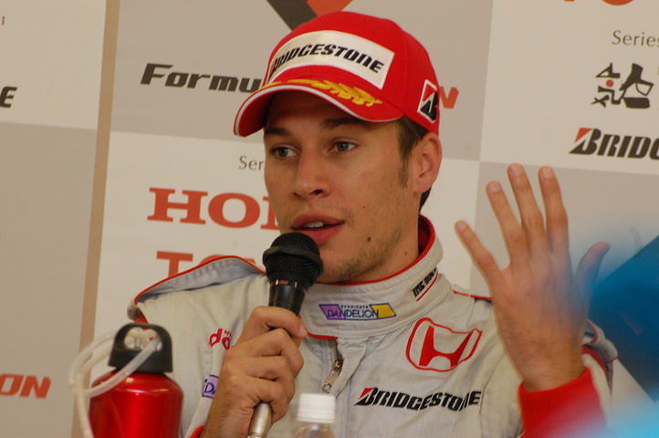 予選記者会見: ポールポジションのロイック・デュバル（ダンデライアン）