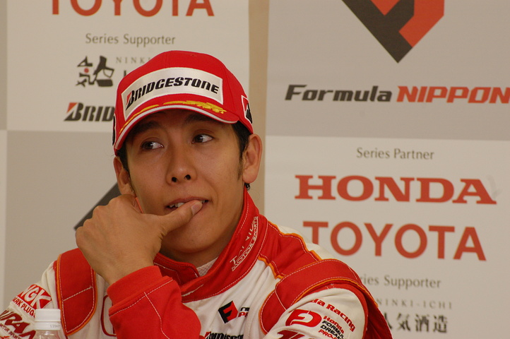 予選記者会見: 予選2位の小暮卓史（ナカジマ）
