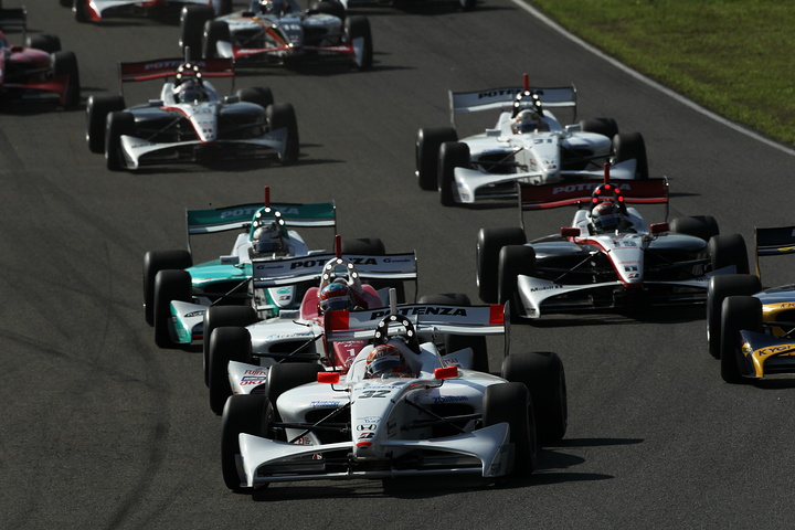 スタート直後、1コーナーでの攻防