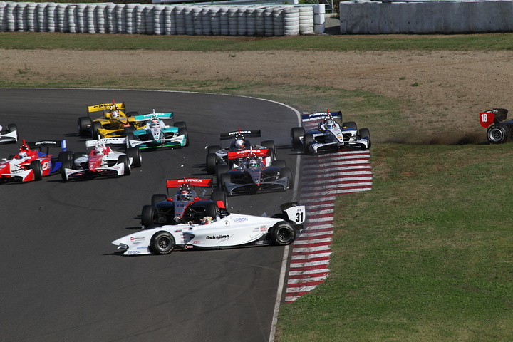 スタート直後2コーナーの多重クラッシュ #2