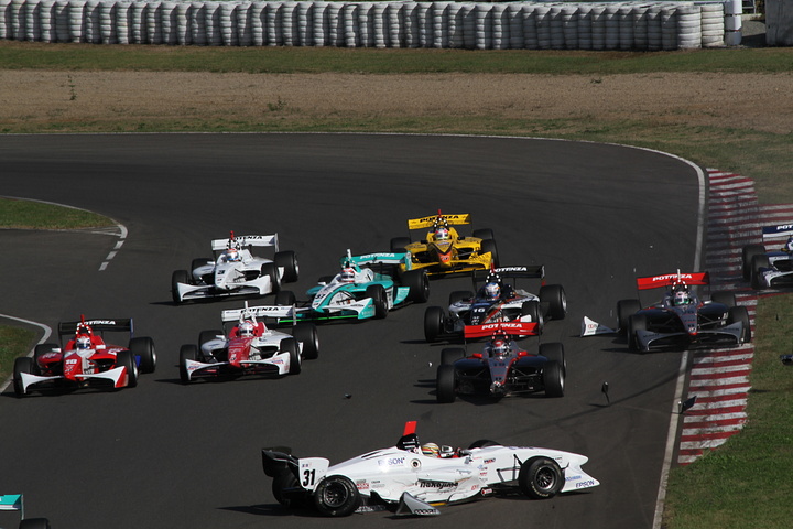 スタート直後2コーナーの多重クラッシュ #3