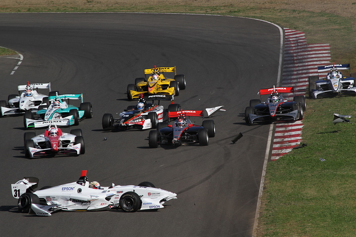 スタート直後2コーナーの多重クラッシュ #4