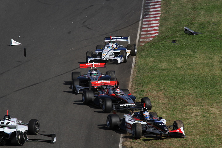 スタート直後2コーナーの多重クラッシュ #5