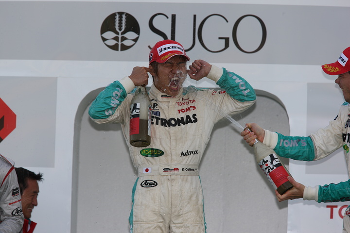 暫定表彰式にて、アンドレ・ロッテラーが大嶋和也に顔面発射？