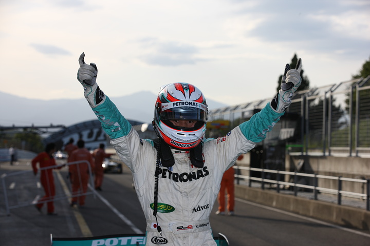 ウィナーズサークルに戻ってきて喜びの大嶋和也