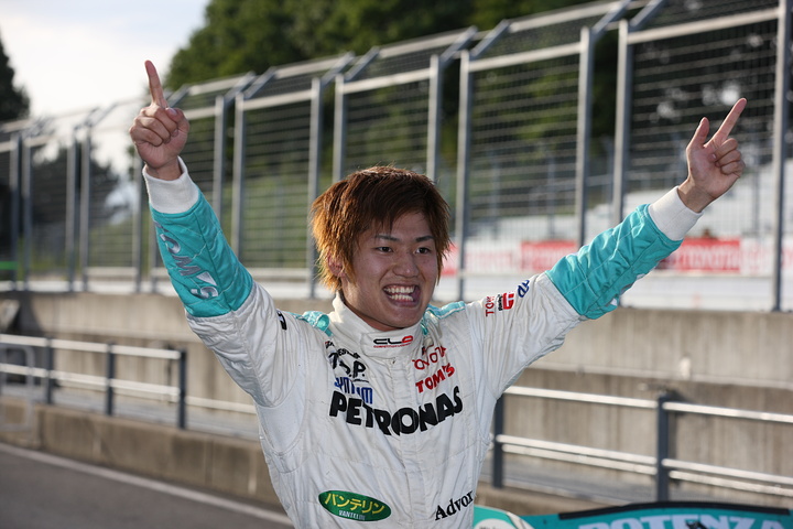 FN参戦2年目で初優勝し、喜びを爆発させる大嶋和也