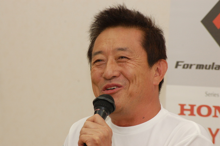 決勝記者会見: 優勝監督の館信秀氏（トムス）