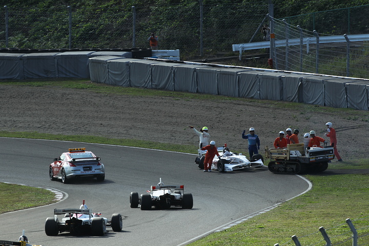 スタート直後2コーナーでのアクシデントのためセーフティーカーが導入された