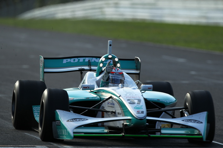 ウイニングラップでガッツポーズの大嶋和也（トムス）