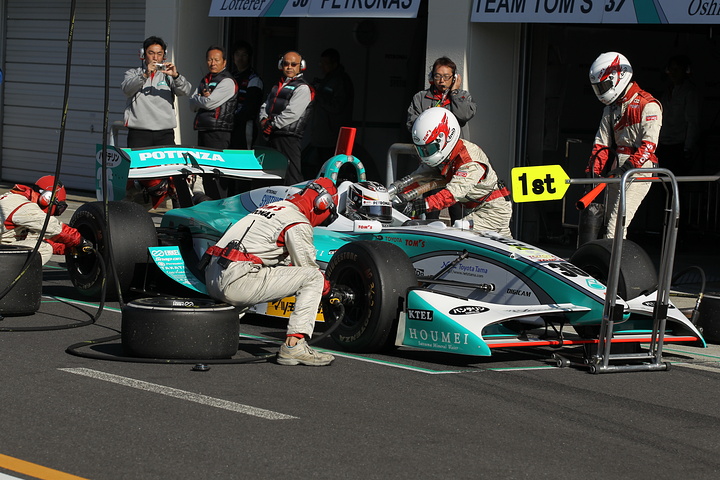 フリー走行2回目: ピットロードのアンドレ・ロッテラー（トムス）