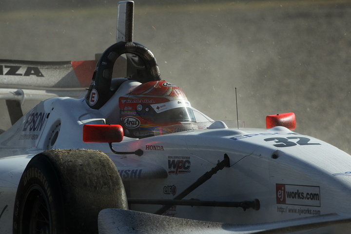 ポイントリーダーの小暮卓史（ナカジマ）は決勝中にコースアウトしてグラベルに捕まり万事休す