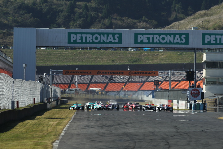 大波乱のスタートシーン #1