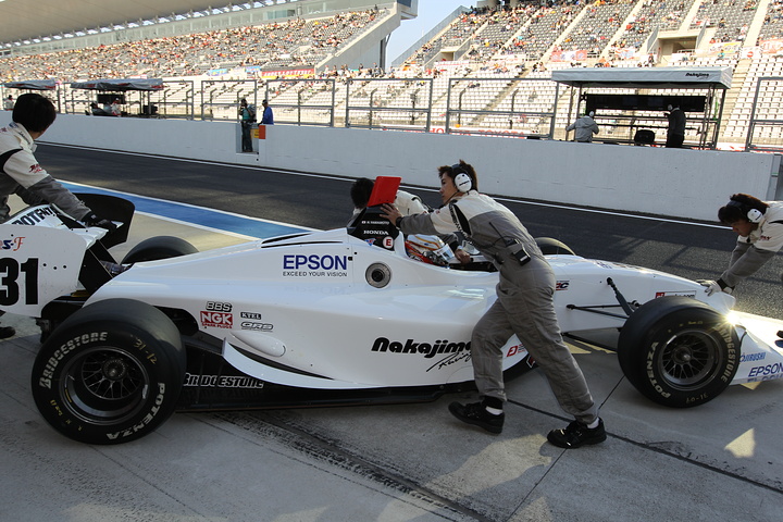 公式予選: ピットロードにて、山本尚貴（ナカジマ）