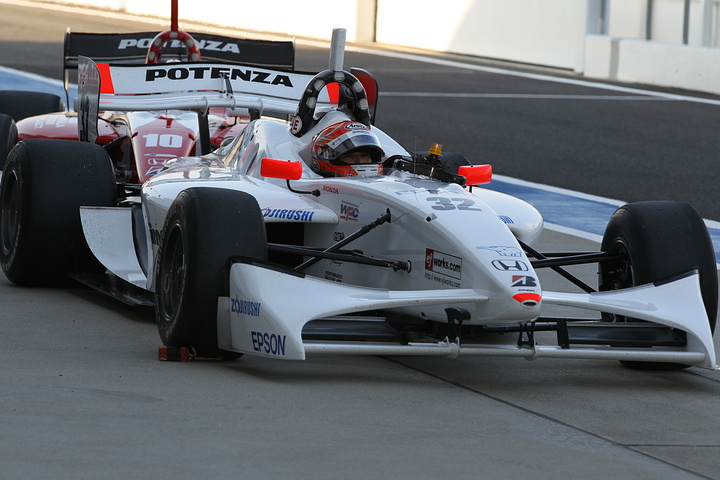 公式予選: ピットロードにて、小暮卓史（ナカジマ）