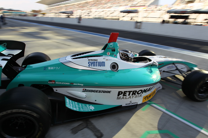 公式予選: ピットロードにて、アンドレ・ロッテラー（トムス）