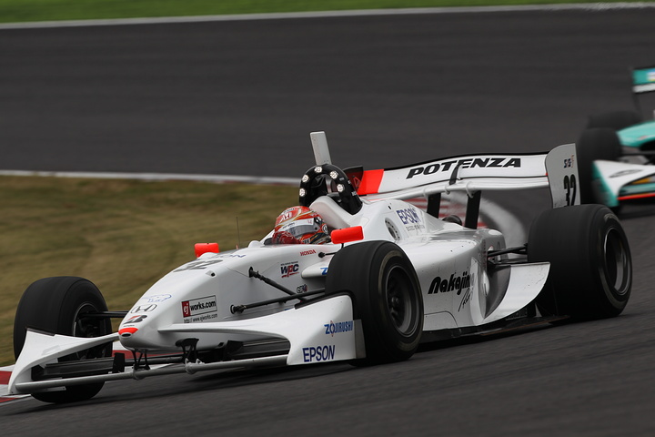 第1レース決勝: 2位に入ったのは小暮卓史（ナカジマ）