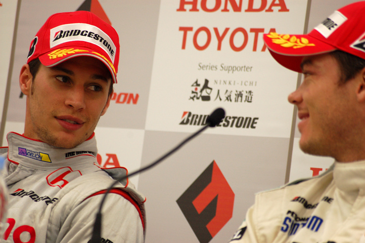 第1レース決勝記者会見: 優勝のロイック・デュバル（ダンデライアン）