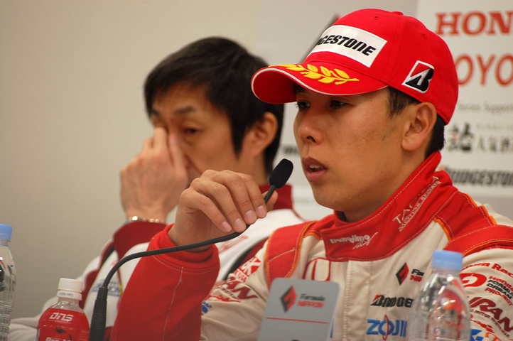 第1レース決勝記者会見: 2位の小暮卓史（ナカジマ）