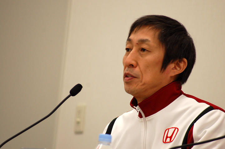 第1レース決勝記者会見: 優勝チーム監督の村岡潔氏（ダンデライアン）