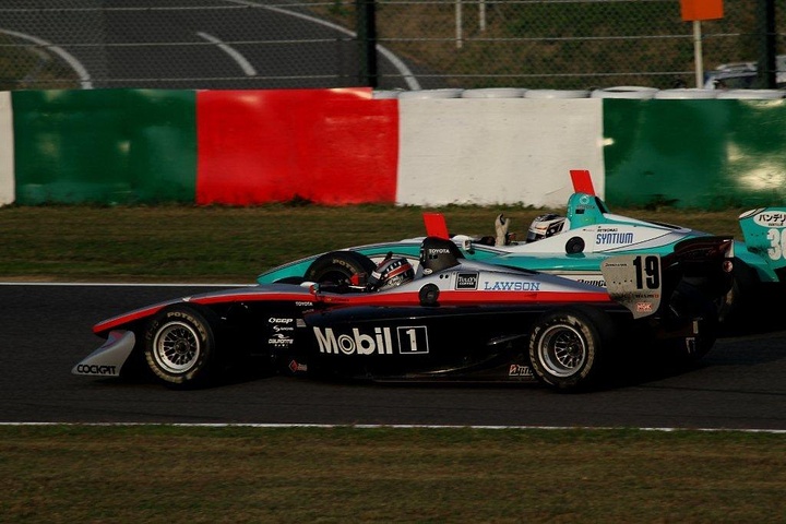 第2レース決勝: ゴール後、優勝してチャンピオンを決めたJP.オリベイラを称えるアンドレ・ロッテラー