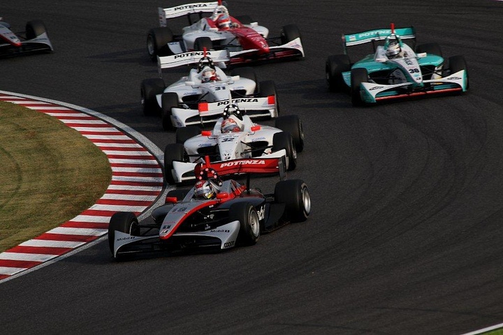 第2レース決勝: スタート直後の1コーナー、大外刈りで順位を上げるアンドレ・ロッテラー #1