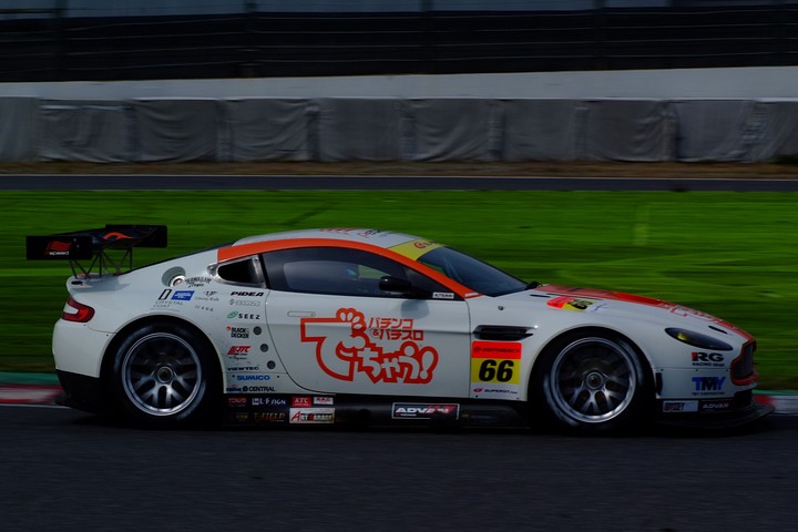 2010年度SUPER GT参戦マシンLineup(GT300): CarNo.66 triple a Vantage GT2（松田秀士／吉本大樹組）