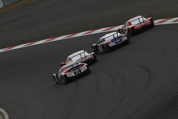 JAFGP、GT500クラス第1レース、ヘアピン立ち上がりでの4ワイド