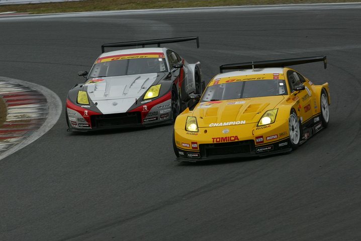 JAFGT、GT300クラス第2レース決勝で2位に入ったのはZ同士のバトルを制した柳田真孝（TOMICA Z）