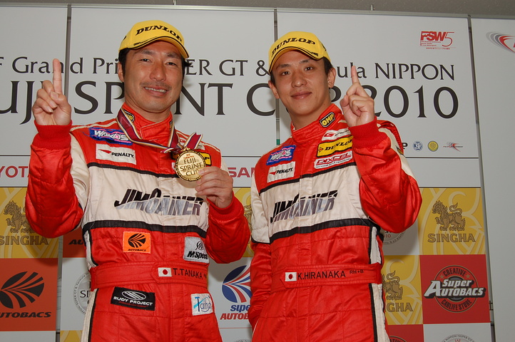 JAFGP: GT300クラス総合優勝の田中哲也＆平中克幸（ジェイアイエムゲイナー）