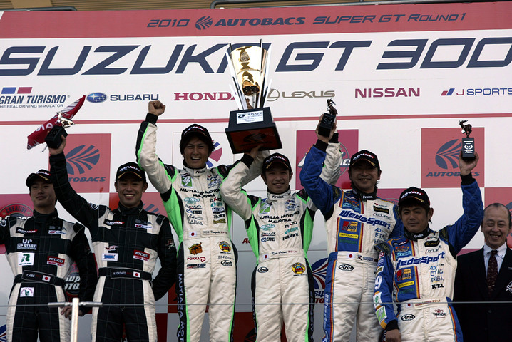 GT300クラス、上位3チームの表彰式