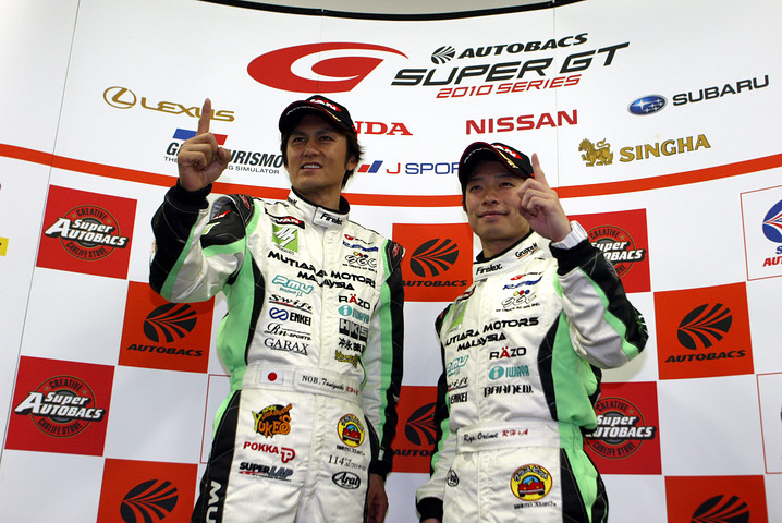 決勝記者会見: GT300クラスで優勝した両ドライバー