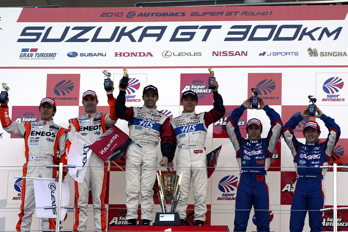 GT500クラス、上位3チームの表彰式
