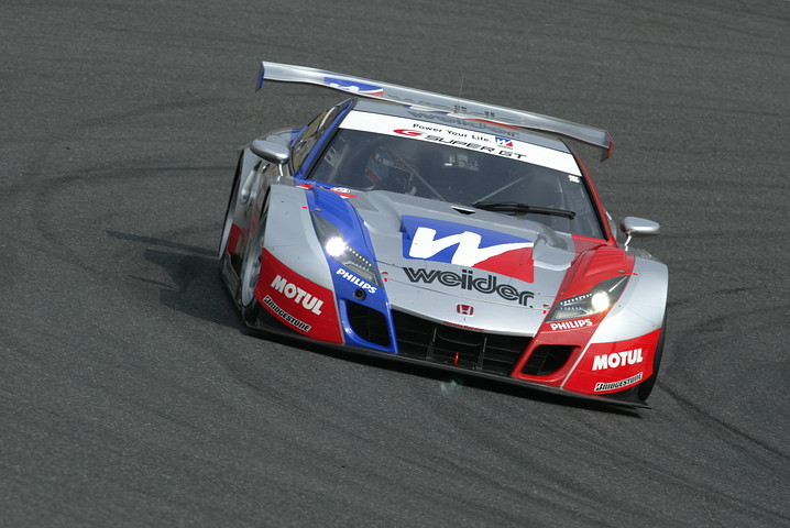 ノックアウト予選: デビュー1戦目で見事PPを獲得したウイダーHSV-010（小暮卓史／ロイック・デュバル組）