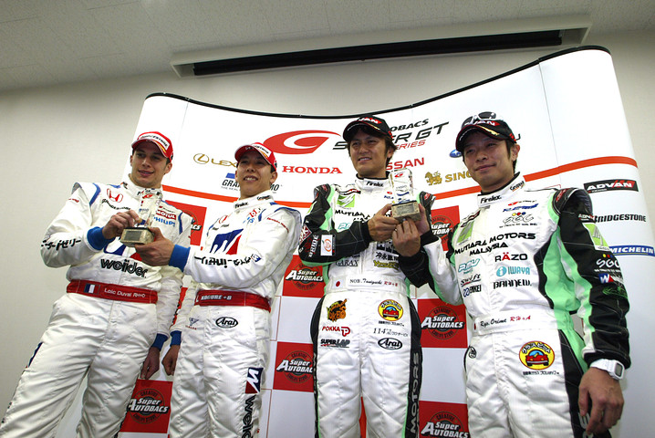 ポールポジションを獲得した両クラスのドライバーたち