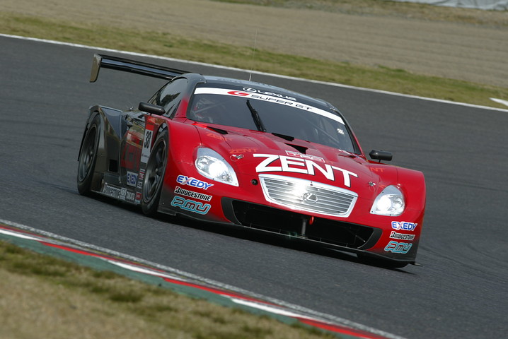 公式予選1回目: GT500クラストップタイムは、ZENT CERUMO SC430（立川祐路／リチャード・ライアン組）