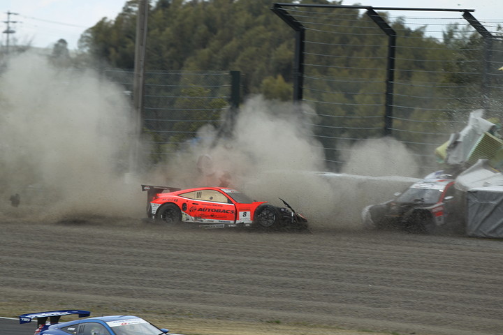 レース序盤、ウイダーHSV-010とARTA HSV-010が1コーナーでクラッシュした #1