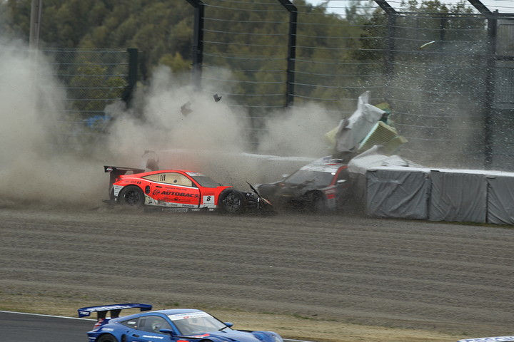 レース序盤、ウイダーHSV-010とARTA HSV-010が1コーナーでクラッシュした #2