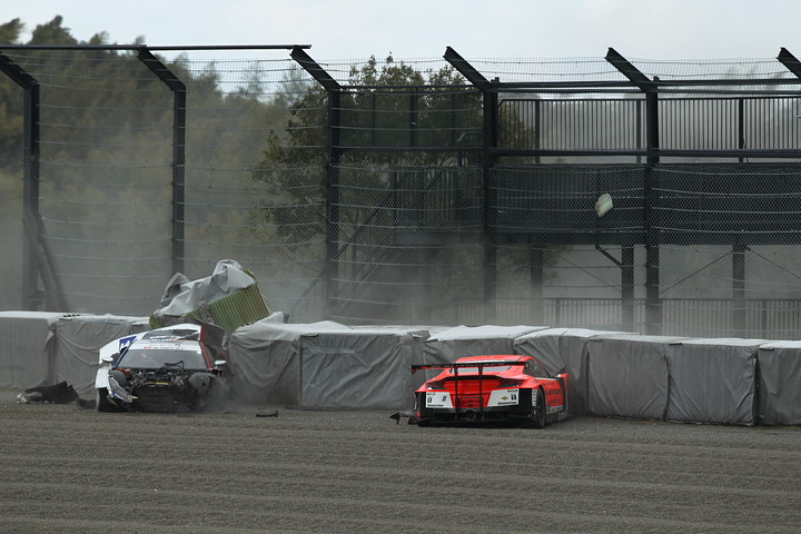 レース序盤、ウイダーHSV-010とARTA HSV-010が1コーナーでクラッシュした #3